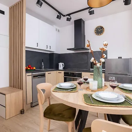 Spokojna Cozy With Patio & Parking In By Renters