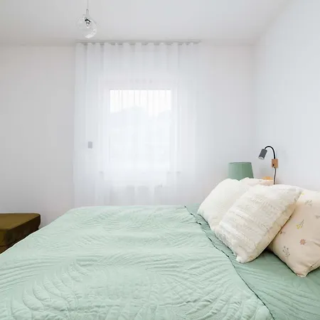 Spokojna Cozy With Patio & Parking In By Renters Apartment