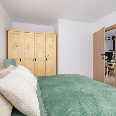 Spokojna Cozy With Patio & Parking In By Renters Apartment *