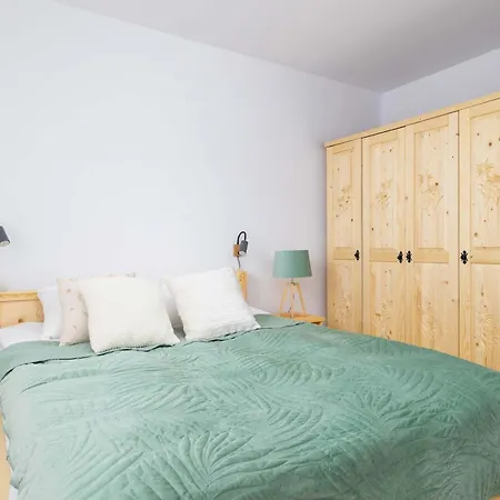 Spokojna Cozy With Patio & Parking In By Renters Apartment