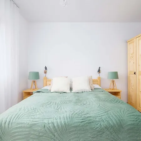 Spokojna Cozy With Patio & Parking In By Renters Apartment *