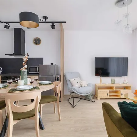Apartment Spokojna Cozy With Patio & Parking In By Renters